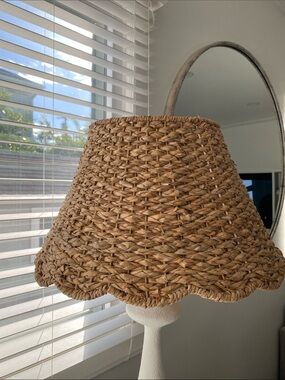 Ballard Designs Scalloped Seagrass Lamp Shade 11” H x 18” D x 10” top 🌸🌸🌸
Pretty